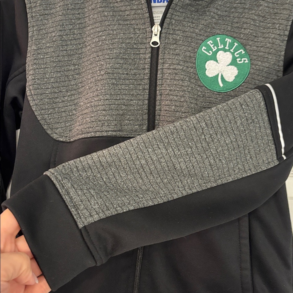 NBA Youth Boston Celtics Zip Hoodie in Black, size Medium (8-10) - Picture 5 of 9
